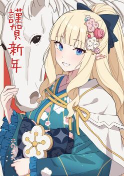 1girl black_bow blonde_hair blue_eyes blush bow breasts commentary_request elf green_kimono grin hair_bow highres horse japanese_clothes kimono long_hair long_sleeves looking_at_viewer medium_breasts obi pointy_ears princess_connect! saren_(new_year)_(princess_connect!) saren_(princess_connect!) sash sidelocks sixteenpo smile translation_request wide_sleeves