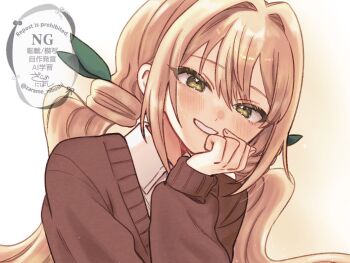 1girl artist_name blush brown_sweater commentary green_eyes green_ribbon grin hair_between_eyes hair_intakes hair_ribbon hand_on_own_chin highres inda_karane kimi_no_koto_ga_dai_dai_dai_dai_daisuki_na_100-nin_no_kanojo long_hair looking_at_viewer low_twintails ribbon shirt simple_background smile solo sweater twintails twitter_username watermark white_background white_shirt wing_collar zarame_niboshi