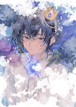 1boy blue_gem blue_hair brooch brown_eyes closed_mouth collared_shirt commentary_request crossed_bangs crown expressionless gem highres jewelry male_focus mini_crown original rain sahi00000 shirt short_hair solo upper_body wet white_shirt