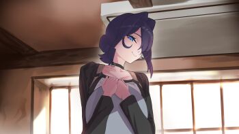 1girl absurdres black_choker black_shirt blue_eyes chainsaw_man choker closed_mouth cosplay daaku_(koizumi_arata) grenade_pin grey_shirt hair_over_one_eye highres hololive hololive_english indoors looking_at_viewer multicolored_shirt ouro_kronii purple_hair reze_(chainsaw_man) reze_(chainsaw_man)_(cosplay) shirt smile solo tray virtual_youtuber window