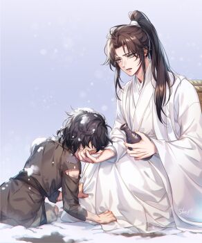 2boys absurdres aged_down backpack_basket basket black_hair bottle brown_hair brown_sash chinese_clothes chu_wanning clothes_grab dirty dirty_face dirty_hands erha_he_ta_de_bai_mao_shizun feeding food full_body gradient_background green_pants grey_eyes hanfu high_ponytail highres holding holding_bottle holding_food korean_commentary long_hair long_sleeves looking_at_another looking_at_food male_focus medium_hair mo_ran multiple_boys open_mouth pants patchwork_clothes ponytail sitting snow snow_on_head snowing torn_clothes white_hanfu wide_sleeves zehel_az