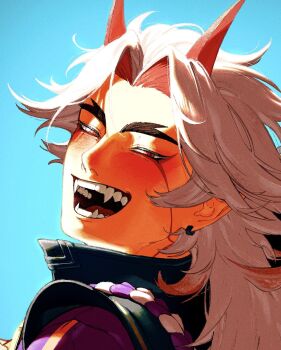 1boy arataki_itto blue_background body_markings bodypaint colored_inner_hair earrings fangs genshin_impact highres horns jewelry link_rui long_hair looking_at_viewer male_focus mismatched_eyebrows multicolored_hair open_mouth portrait red_eyes red_hair red_horns simple_background smile solo teeth thick_eyebrows tongue white_hair