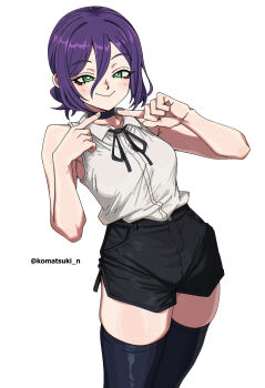 1girl :> absurdres artist_name bare_arms bare_shoulders bilingual_commentary black_choker black_shorts black_thighhighs bright_pupils chainsaw_man choker closed_mouth collared_shirt commentary cowboy_shot green_eyes hair_between_eyes highres komatsuki_n looking_at_viewer mixed-language_commentary pointing pointing_at_self purple_hair reze_(chainsaw_man) shirt shirt_tucked_in short_shorts shorts simple_background skindentation sleeveless sleeveless_shirt smile solo standing thighhighs twitter_username white_background white_pupils white_shirt
