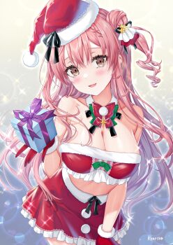 1girl artist_name bare_shoulders black_ribbon blush bow bowtie box braid breasts brown_eyes christmas cleavage commentary crop_top detached_collar dress frilled_skirt frills fur-trimmed_gloves fur_trim gift gift_box gloves gradient_background hair_between_eyes hair_ornament hand_up hat hat_ribbon head_tilt high-waist_skirt highres holding holding_gift jewelry kyariko large_breasts leaning_forward lens_flare long_hair looking_at_viewer necklace one_side_up open_mouth original pink_hair pom_pom_(clothes) red_gloves ribbon santa_costume santa_hat skirt sleeveless smile solo sparkle standing star_(symbol) star_necklace thighs very_long_hair