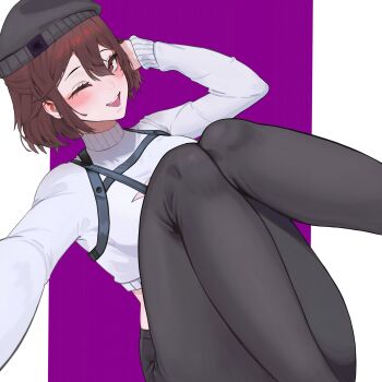 ;d beret black_hat black_pants brown_hair cleavage_cutout clothing_cutout commentary crop_top danielle_webster hat highres long_sleeves neobaka one_eye_closed open_mouth pants poetadasarte shirt short_hair simple_background smile symbol-only_commentary white_shirt