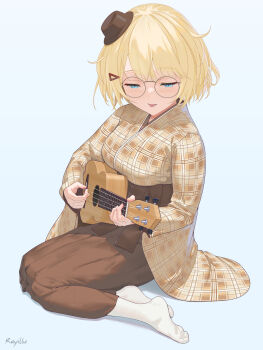 1girl blonde_hair blue_eyes bob_cut breasts brown_hakama brown_hat brown_kimono commentary english_commentary feet full_body glasses hair_ornament hairclip hakama hakama_skirt hat highres holding holding_instrument holding_ukulele hololive hololive_english instrument japanese_clothes kimono large_breasts looking_down messy_hair mini_hat music no_shoes official_alternate_costume official_alternate_hairstyle open_mouth plaid_clothes plaid_kimono playing_instrument rayillu round_eyewear short_hair simple_background sitting skirt socks solo tilted_headwear triangle_hair_ornament ukulele virtual_youtuber watson_amelia watson_amelia_(new_year) white_background white_socks wide_sleeves yokozuwari