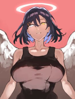 1girl angel angel_wings arms_at_sides bare_arms bare_shoulders black_hair black_shirt blue_hair breasts collarbone colored_inner_hair commentary_request fukuya_art grin hair_between_eyes hair_ornament hairclip half-closed_eyes halo heterochromia highres large_breasts looking_at_viewer multicolored_hair parted_lips red_background sentai_daishikkaku shirt short_hair simple_background sleeveless sleeveless_shirt smile solo traditional_halo two-tone_hair upper_body usukubo_angel white_eyes white_wings wings yellow_eyes