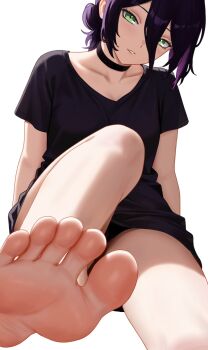 1girl bare_legs barefoot black_choker black_shirt breasts chainsaw_man choker collarbone commentary english_commentary feet foot_up green_eyes hair_between_eyes hair_bun head_tilt highres long_hair long_hair_between_eyes looking_at_viewer nihu parted_lips presenting_foot purple_hair reze_(chainsaw_man) shirt simple_background single_hair_bun sitting small_breasts smile soles solo t-shirt thighs toes white_background