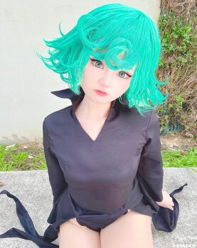 1girl cosplay green_eyes green_hair highres looking_at_viewer neneko0814 no_panties one-punch_man outdoors photo_(medium) sitting tatsumaki tatsumaki_(cosplay) tilted_head
