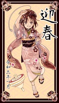 1girl arm_up blush brown_eyes brown_hair checkered_sash choppy_bangs clenched_hand dot_nose egasumi floral_print floral_print_kimono furisode grin hair_bun hair_ornament han&#039;eri hand_up highres holding holding_string japanese_clothes kanoko_(pattern) kanzashi kimono kuchiyose_ema_no_uwasa legs_apart magia_record:_mahou_shoujo_madoka_magica_gaiden mahou_shoujo_madoka_magica mixed_media obi official_alternate_costume okobo orange_background pink_kimono platform_sandals plum_blossom_print print_kimono red_hair sakura_kyoko sakura_kyoko_(haregi_costume) sakuramon sandals sash simple_background smile socks solo spinning_top string tabi temari_print tied_sleeves uwasa_(madoka_magica) uwded_207 white_socks yagasuri