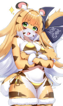 1girl animal_ears animal_hands animal_nose bikini black_bow blonde_hair bow cowboy_shot crossed_arms fangs fur-trimmed_gloves fur-trimmed_thighhighs fur_trim furry furry_female gloves gold_bikini green_eyes highres horokusa_(korai) ju_fufu long_hair looking_at_viewer multicolored_hair smile sparkle sparkling_eyes striped_fur striped_hair swimsuit tail tail_bow tail_ornament thighhighs tiger_ears tiger_girl tiger_stripes white_hair zenless_zone_zero