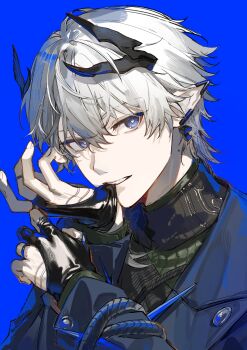 1boy absurdres ardashir_(arknights) arknights arknights:_endfield biting biting_glove black_gloves black_horns black_shirt blue_background blue_eyes blue_jacket commentary ear_covers gloves highres horns jacket kingcraft_kingu lapels looking_at_viewer male_focus open_clothes open_jacket partially_fingerless_gloves pointy_ears shirt single_ear_cover solo suit_jacket turtleneck upper_body vest