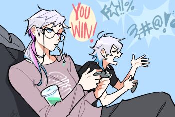 >_< 2boys angry bettel_2_(gavis_bettel) black_shirt blue_background blue_eyes blue_hair brothers casual controller deadpan drink drinking_straw drinking_straw_in_mouth from_side game_controller gavis_bettel gigglepox glasses grey_hair hair_between_eyes hands_up heterochromia highres holding holding_controller holding_game_controller holostars holostars_english low_ponytail male_focus medium_hair multicolored_hair multiple_boys open_mouth pink_eyes pink_hair ponytail profanity profile serious shirt siblings simple_background sitting t-shirt twins virtual_youtuber