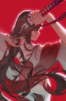 1girl ahemsehszlfmf arms_up black_hair blunt_bangs closed_mouth cutting_hair expressionless hashtag-only_commentary highres holding holding_sword holding_weapon japanese_clothes katana kimono limbus_company long_hair obi project_moon red_background red_eyes red_sash ryoshu_(project_moon) sash sash_bow sidelocks simple_background solo sword very_long_hair weapon white_kimono