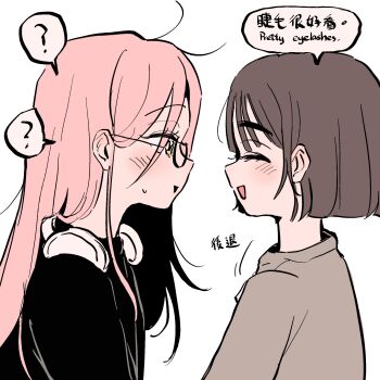 2girls ? alien_stage bilingual_text black_hair black_sweater bob_cut chinese_text closed_eyes coldmeow commentary english_text glasses grey_sweater headphones headphones_around_neck highres long_hair mixed-language_text mizi_(alien_stage) multiple_girls pink_hair spoken_question_mark sua_(alien_stage) sweater traditional_chinese_text translated yellow_eyes