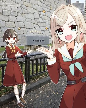 &gt;:) 2girls against_railing aqua_neckerchief black_hair brown_dress brown_shoes ceras_yanagida_lilienfeld collarbone commentary_request dress edel_note grey_hair hair_ribbon hasu_no_sora_school_uniform highres jellyfish_cut kanduki_kamibukuro katsuragi_izumi link!_like!_love_live! long_sleeves looking_at_viewer love_live! medium_dress multiple_girls neckerchief notice_lines orange_eyes osaka_(city) outdoors outline photo_background pink_ribbon pleated_dress railing ribbon sailor_collar sailor_dress school_uniform shoes slit_pupils socks sparkle standing v-shaped_eyebrows virtual_youtuber white_outline white_sailor_collar white_socks winter_uniform yellow_neckerchief