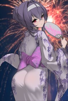 1girl closed_mouth commentary crossed_bangs english_commentary fireworks goddess_of_victory:_nikke hair_between_eyes hairband hand_fan highres holding holding_fan japanese_clothes kimono liberalio_(nikke) long_hair long_sleeves looking_at_viewer looking_back night outdoors purple_hair red_eyes smile solo standing uzzy2801 white_hairband white_kimono wide_sleeves