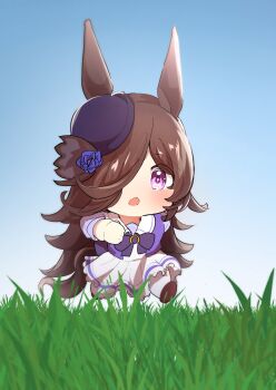 animal_ears bare_arms black_hat blue_bow blue_bowtie blue_flower blue_rose blue_shirt blue_sky blush bow bowler_hat bowtie bright_pupils brown_hair brown_shoes commentary_request curly_hair day deformed ehho_ehho_(meme) flower grass hair_over_one_eye hat highres horse_ears horse_girl horse_tail horseshoe_ornament long_hair meme outdoors purple_eyes rice_shower_(umamusume) rose running school_uniform shirt shoes sidelighting skirt sky sunlight tail thighhighs tilted_headwear tracen_school_uniform umamusume very_long_hair white_skirt white_thighhighs yu-muge