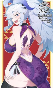 1girl ass back back_tattoo bilingual_commentary black_thighhighs blue_eyes blue_hair blush border breasts character_request china_dress chinese_clothes commentary commission copyright_request cowboy_shot dress english_commentary fang from_behind highres large_breasts long_hair looking_at_viewer matsumoto_tomoyohi mixed-language_commentary open_mouth outside_border purple_dress red_background skeb_commission skindentation sleeveless sleeveless_dress smile solo tattoo thighhighs thighs white_border wing_tattoo