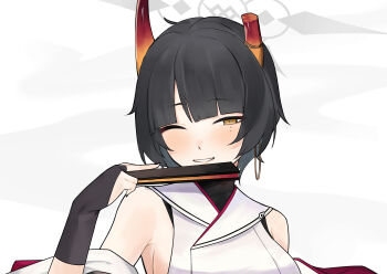 1girl absurdres black_bridal_gauntlets black_hair blue_archive blush breasts bridal_gauntlets broken_horn commentary detached_sleeves fan_to_mouth grey_background grey_halo grin halo hand_fan hand_up highres holding holding_fan horns japanese_clothes kimono kirisame_(101642412) large_breasts medium_hair mole mole_under_eye niya_(blue_archive) one_eye_closed portrait sideboob sideless_kimono simple_background smile solo two-tone_background white_background white_kimono yellow_eyes