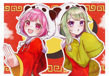 2girls animal_hood border commentary_request green_hair hood kurumiru kusanagi_nene long_hair long_sleeves looking_at_viewer meandros multiple_girls ootori_emu open_mouth outline outside_border panda_hood pink_eyes pink_hair project_sekai purple_eyes short_hair sleeves_past_fingers sleeves_past_wrists smile upper_body white_border white_outline yi_er_fan_club_(vocaloid)