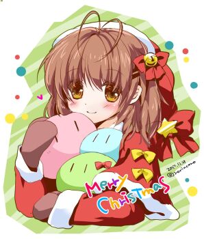 1girl 2017 alternate_costume antenna_hair asahina_yori bell blush bow brown_eyes brown_mittens capelet christmas clannad closed_mouth commentary cropped_torso dango_daikazoku dated eyes_visible_through_hair fur-trimmed_capelet fur-trimmed_headwear fur-trimmed_sleeves fur_trim furukawa_nagisa green_outline hair_bell hair_between_eyes hair_bow hair_ornament hairclip hand_up hat hat_bow hat_ornament heart hugging_object jingle_bell long_sleeves looking_at_viewer medium_hair merry_christmas mittens one-hour_drawing_challenge outline parallel_hairclips red_bow red_capelet red_hat santa_costume santa_hat simple_background sketch smile solo star_(symbol) star_hat_ornament tareme twitter_username white_background yellow_bow |_|