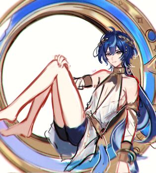 1boy adapted_costume ahoge armlet bare_shoulders barefoot blue_eyes blue_hair blue_shorts chromatic_aberration closed_mouth commentary_request dress genderswap genderswap_(ftm) hand_on_own_knee highres iuno_(wuthering_waves) jewelry jhenny345 laurel_crown leaning_back long_hair looking_at_viewer male_focus navel shorts sitting smile solo spanish_commentary stomach vambraces white_dress wuthering_waves