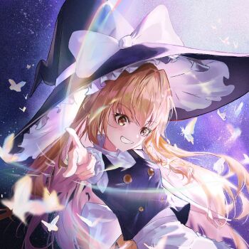 1girl apron back_bow black_hat black_vest blonde_hair bow braid bug butterfly chinese_commentary commentary_request grin hair_bow hat hat_bow insect kirisame_marisa long_hair looking_at_viewer puffy_short_sleeves puffy_sleeves short_sleeves side_braid single_braid smile solo touhou vest waist_apron white_bow witch_hat yellow_eyes z-bow