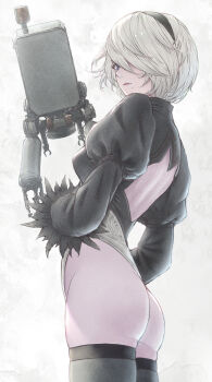 1girl 2b_(nier:automata) ass back_cutout black_hairband black_thighhighs blue_eyes breasts clothing_cutout cowboy_shot feather-trimmed_sleeves from_side grey_background hairband highleg highleg_leotard highres juliet_sleeves leotard long_sleeves looking_at_viewer mole mole_under_mouth nier:automata nier_(series) pod_(nier:automata) puffy_sleeves short_hair simple_background solo thighhighs tomozoo83 white_leotard