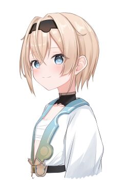 1girl black_hairband blonde_hair blush breasts cleavage closed_mouth commentary_request hair_between_eyes hairband highres hololive japanese_clothes kazama_iroha kazama_iroha_(1st_costume) kimono riya_(01214) sarashi short_hair simple_background small_breasts smile solo upper_body virtual_youtuber white_background white_kimono