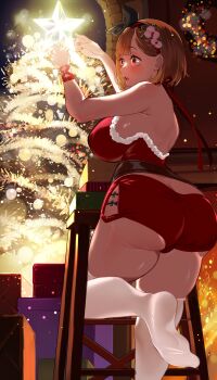 1girl alternate_costume ass atelier_(series) atelier_ryza bare_shoulders blush breasts brown_hair butt_crack christmas christmas_clothing christmas_tree corset from_behind gloves hair_ribbon huge_ass large_breasts red_eyes red_shorts reisalin_stout ribbon short_hair short_shorts shorts sideboob solo sumisumii thick_thighs thighhighs thighs