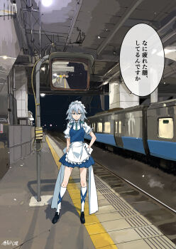 1girl absurdres apron artist_name back_bow black_choker blue_dress blue_eyes blue_shoes bow braid choker collared_shirt commentary_request contemporary dress full_body gloves green_bow green_necktie grey_hair hair_bow highres izayoi_sakuya kakaricho_dairi kneehighs long_hair looking_at_viewer maid maid_headdress mirror necktie outdoors puffy_short_sleeves puffy_sleeves shirt shoes short_sleeves socks solo speech_bubble touhou traffic_mirror train train_station train_station_platform translation_request twin_braids waist_apron white_apron white_bow white_gloves white_shirt white_socks