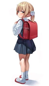1girl backpack bag blonde_hair blue_dress child closed_mouth collared_shirt dress expressionless full_body green_eyes hair_ornament highres holding_strap indie_virtual_youtuber long_sleeves looking_at_viewer looking_back low_twintails medium_hair mega_suki pinafore_dress pleated_dress pom_pom_(clothes) pom_pom_hair_ornament randoseru red_bag school_uniform shigure_ui_(vtuber) shigure_ui_(young)_(vtuber) shirt shoes simple_background sleeveless sleeveless_dress socks solo standing twintails uwabaki virtual_youtuber white_background white_shirt white_shoes white_socks