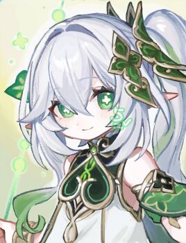 1girl bare_shoulders blush closed_mouth commentary cross-shaped_pupils detached_sleeves genshin_impact gold_trim green_eyes green_hair green_sleeves hair_between_eyes hair_ornament leaf_hair_ornament light_smile long_hair looking_at_viewer multicolored_hair nahida_(genshin_impact) pointy_ears ririri_(lilili_tea) side_ponytail sleeveless solo symbol-shaped_pupils upper_body white_hair