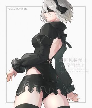 1girl 2b_(nier:automata) alternate_costume artist_name ass back_cutout black_sleeves blindfold clothing_cutout commentary_request highres nana28_tteyatu_(nanakusagayu_28) nier:automata nier_(series) short_hair simple_background standing twitter_username watermark white_background white_hair