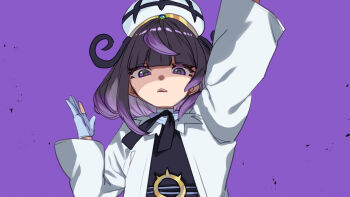 1girl arm_up black_dress black_hair blue_gloves blunt_bangs coat dress gloves gwynn_(pokemon) hat highres long_sleeves looking_at_viewer mega_stone multicolored_hair nintendo open_clothes open_coat open_mouth partially_fingerless_gloves pokemon pokemon_legends:_z-a purple_background purple_eyes purple_hair short_hair simple_background solo upper_body watashi_momo white_coat