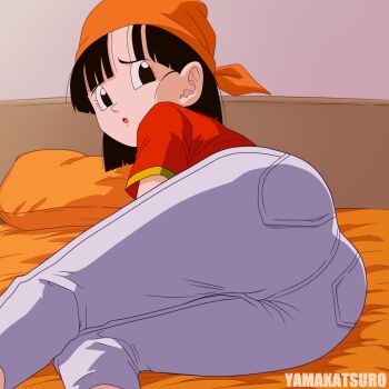 Rule 34 | 1girl, ass, ass focus, bandana, bed, black eyes, black hair, dragon ball, dragon ball gt, highres, looking at viewer, looking back, lying, medium hair, on bed, pan (dragon ball), pants, pillow, presenting, red shirt, shirt, thighs, toei company, tomboy, yamakatsuro