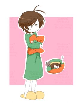 Rule 34 | 1boy, antenna hair, border, brown hair, cat, chibi, chibi inset, commentary request, edd (eddsworld), eddsworld, full body, green hat, green pajamas, grey cat, hat, highres, holding, holding pillow, jitome, male focus, outline, pajamas, pillow, pink background, reon (02779), ringo (eddsworld), short hair, slippers, solo focus, standing, watermark, white border, white outline, yellow slippers