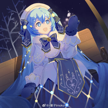 1girl artist_name beret blue_bow blue_hair blue_mittens blue_tabard bow capelet chinese_commentary christmas_lights commentary_request dress fur-trimmed_capelet fur_trim gold_trim hair_bow hair_ornament hat hatsune_miku highres imoko_(imonatsuki) long_hair mittens on_bench open_mouth sitting smile snowflake_print snowflakes solo tabard twintails two-tone_dress vocaloid watermark weibo_watermark white_dress white_hat yuki_miku yuki_miku_(2021)