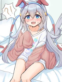 ! !? 1girl ? animal_ears blue_eyes blue_hairband blush collarbone commentary_request cosplay ear_covers fang grey_hair grey_tail hair_between_eyes hairband headband highres horse_ears horse_girl horse_tail jacket long_hair long_sleeves multicolored_hairband oguri_cap_(casual)_(umamusume) oguri_cap_(umamusume) oguri_cap_(umamusume)_(cosplay) on_bed open_mouth red_headband shirt sitting skin_fang spoken_exclamation_mark spoken_question_mark striped_clothes striped_hairband sweat tail tail_raised tamamo_cross_(umamusume) two-tone_hairband umamusume very_long_hair zaijian_(xxx1148297)