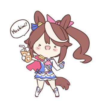 >_< 1girl absurdres animal_ears ascot asymmetrical_gloves blue_gloves blush blush_stickers boots bow brown_hair cape chibi chibi_only closed_eyes cup ear_ribbon epaulettes gloves hair_between_eyes high_ponytail highres holding holding_cup horse_ears horse_girl horse_tail jacket long_hair long_sleeves mismatched_gloves multicolored_hair multicolored_jacket open_mouth pink_ascot ponytail red_cape simple_background single_epaulette skirt smile solo speech_bubble streaked_hair tail tokai_teio_(peak_joy)_(umamusume) tokai_teio_(umamusume) two-tone_hair two-tone_jacket two-tone_skirt ukichan22905846 umamusume white_background white_boots white_gloves white_hair white_jacket white_skirt