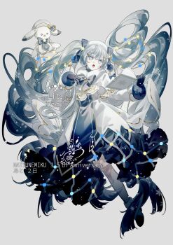 1girl animal ankle_boots beads beret black_gloves blue_bow blue_bowtie blue_ribbon book boots bow bowtie braid brooch cape capelet chain christmas_lights colored_eyelashes dot_nose dress floating_hair fortissimo fur-trimmed_boots fur-trimmed_sleeves fur_trim gloves gold_trim grey_eyes grey_hair hair_between_eyes hair_ornament hair_ribbon hat hatsune_miku highres holding holding_book jewelry liita_(dusk_snow) long_hair musical_note musical_note_hair_ornament neck_ribbon open_book open_mouth pelvic_curtain rabbit rabbit_yukine ribbon sidelocks simple_background snowflake_print solo twintails very_long_hair vocaloid white_background white_cape white_capelet white_dress white_hat yuki_miku yuki_miku_(2021)