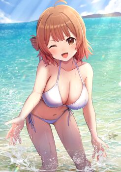 1girl ;d ahoge alternate_costume bare_arms bare_legs beach bikini breasts brown_hair collarbone comiket_107 commentary_request gakuen_idolmaster halterneck hanami_ume highres idolmaster large_breasts looking_at_viewer navel one_eye_closed open_mouth outdoors side-tie_bikini_bottom smile solo splashing stomach string_bikini swimsuit u_rin wading white_bikini