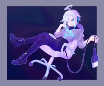 1boy ahoge androgynous ankle_boots aqua_eyes black_boots black_pants boots cable cable_tail chair colored_tips cropped_hoodie crossed_legs facial_mark full_body glowing green_eyes head_on_hand heterochromia highres hood hoodie looking_at_viewer male_focus mechanical_tail multicolored_hair on_chair pants pekon sitting smile solo tail trap usb_tail utatane_piko vocaloid white_hair