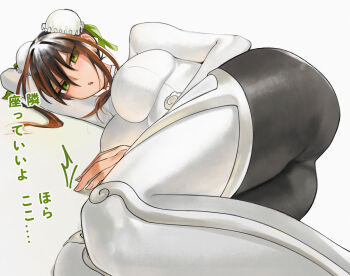 1girl armor ass black_bodysuit blush bodysuit breasts brown_hair fate/grand_order fate_(series) green_eyes green_ribbon hair_between_eyes hair_ornament highres kamisato_sora large_breasts leg_armor long_hair long_sleeves looking_at_viewer multicolored_bodysuit parted_lips qin_liangyu_(fate) ribbon simple_background skin_tight solo translation_request two-tone_bodysuit white_armor white_background white_bodysuit