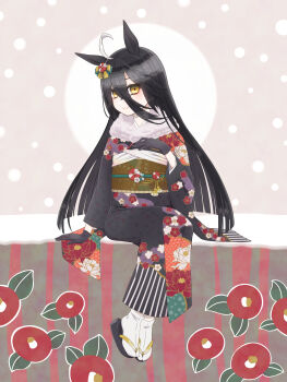 1girl absurdres ahoge animal_ears black_gloves black_kimono black_sandals bow closed_mouth ear_ribbon floral_print fur-trimmed_kimono fur_trim gloves green_ribbon grey_ribbon hair_between_eyes hand_up highres horse_ears horse_girl japanese_clothes kimono long_hair long_hair_between_eyes long_sleeves looking_at_viewer manhattan_cafe_(umamusume) multicolored_hair obi okk1772 red_sash ribbon sandals sash sitting smile smug snow socks solo split_mouth umamusume very_long_hair white_hair white_socks yellow_eyes