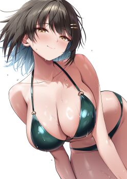 1girl absurdres alternate_breast_size_(larger) alternate_costume bare_shoulders bikini black_hair blush breasts cleavage closed_mouth collarbone colored_inner_hair commentary_request cowboy_shot female_rover_(wuthering_waves) hair_ornament hairclip halterneck highres huge_breasts korean_commentary leaning_forward looking_at_viewer multicolored_hair parallel_hairclips rover_(wuthering_waves) simple_background smile solo stomach string_bikini swimsuit thighs veca wet white_background wuthering_waves yellow_eyes