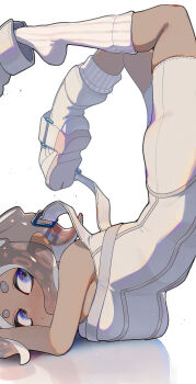 1girl bare_shoulders blue_eyes bodysuit breasts commentary dark-skinned_female dark_skin gradient_hair grey_hair highres hizake_mozu looking_at_viewer medium_breasts medium_hair multicolored_hair nintendo octoling_girl octoling_player_character ribbed_socks shoes short_eyebrows simple_background socks solo splatoon_(series) tentacle_hair thick_eyebrows top-down_bottom-up untranslatable_commentary upside-down white_background white_bodysuit white_socks