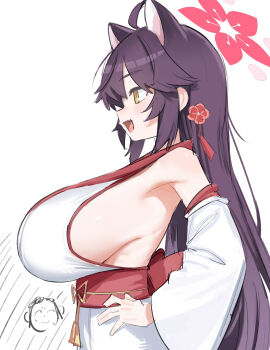 1girl absurdres ahoge alternate_hairstyle animal_ears blue_archive breasts detached_sleeves doodle_sensei_(blue_archive) fang from_side hair_ornament halo hand_on_own_hip highres huge_breasts japanese_clothes kaede_(blue_archive) kimono long_hair nontraditional_miko open_mouth pink_halo purple_hair sensei_(blue_archive) shenqi_xiaohuang sideboob sleeveless sleeveless_kimono solo upper_body white_kimono