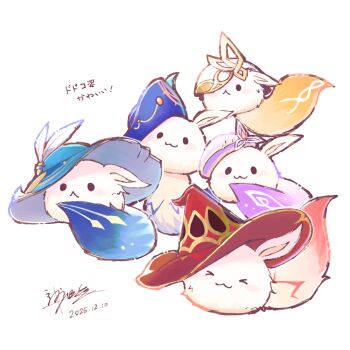 &gt;3&lt; :&lt; :3 alice_(genshin_impact) andersdotter_(genshin_impact) barbeloth_(genshin_impact) blue_hat commentary_request dated dodoco_(genshin_impact) genshin_impact hat hat_feather kaminaga_mutsumi light_blush nicole_reeyn no_humans red_hat rhinedottir_(genshin_impact) signature simple_background solid_circle_eyes tail tilted_headwear white_background witch_hat